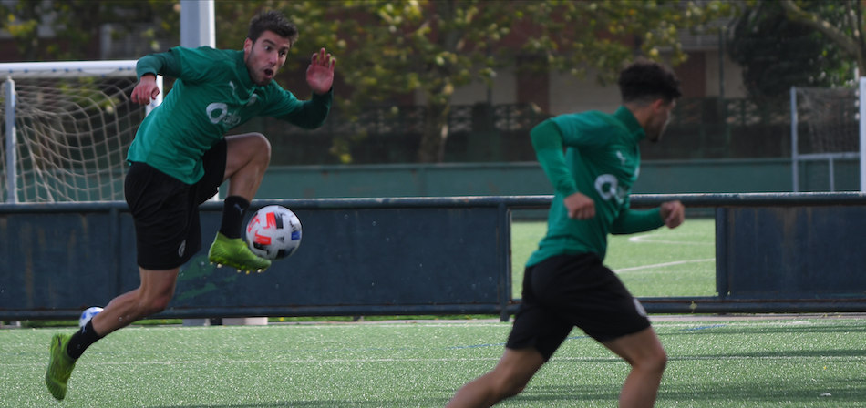 Un entrenamiento del Racing en La Albericia. / HARDY