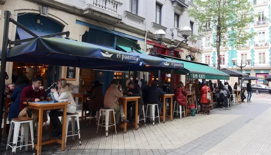 Varios clientes toman el aperitivo en un bar de Bilbao este s&aacute;bado. EFE/Luis Tejido.