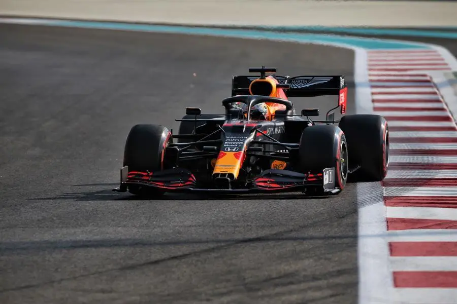 El piloto holand&eacute;s Max Verstappen de Red Bull Racing en acci&oacute;n durante el campeonato de Abu Dhabi. / EFE