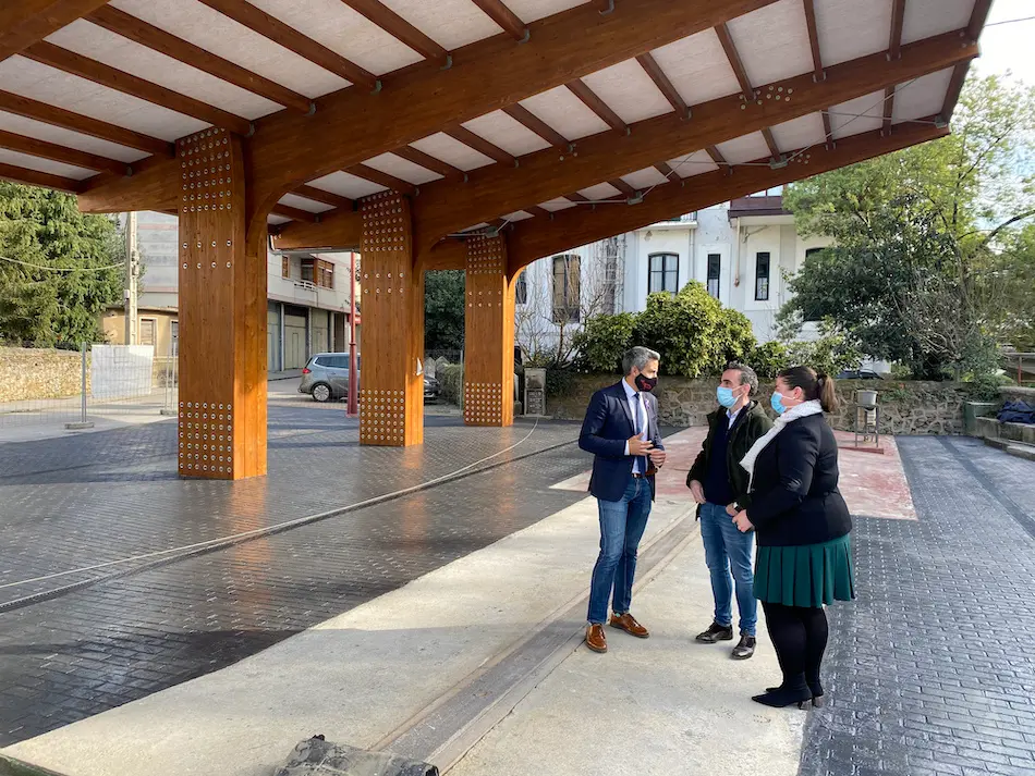 El vicepresidente y consejero de Universidades, Igualdad, Cultura y Deportes, Pablo Zuloaga junto con el alcalde de Ampuero, Victor Guti&eacute;rrez. / ALERTA