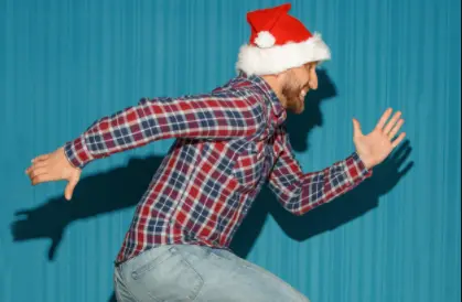 hombre corriendo con gorro de navidad