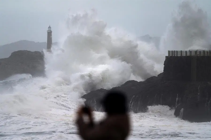 Una persona fotograf&iacute;a el oleaje este s&aacute;bado en Santander, donde se encuentra activada la alerta naranja por fen&oacute;menos costeros. EFE/Pedro Puente Hoyos