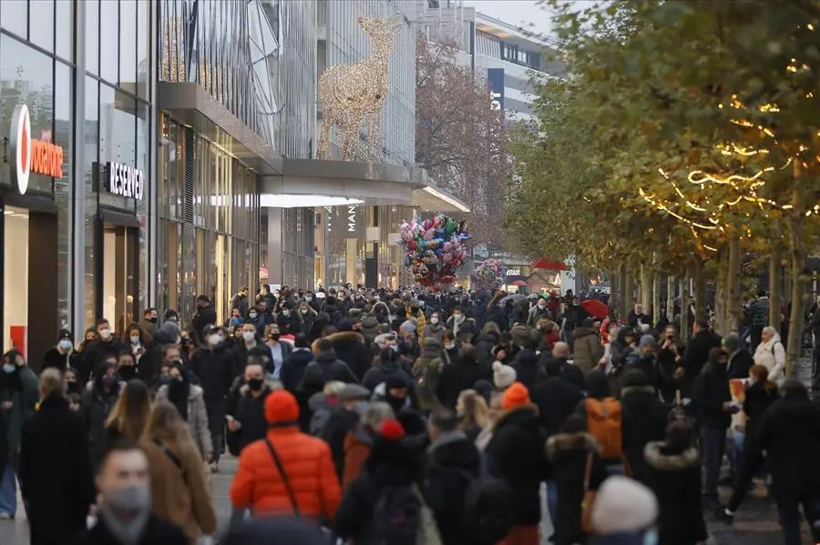 Una calle comercial de Fr&aacute;ncfurt abarrotada este s&aacute;bado. EFE/EPA/RONALD WITTEK