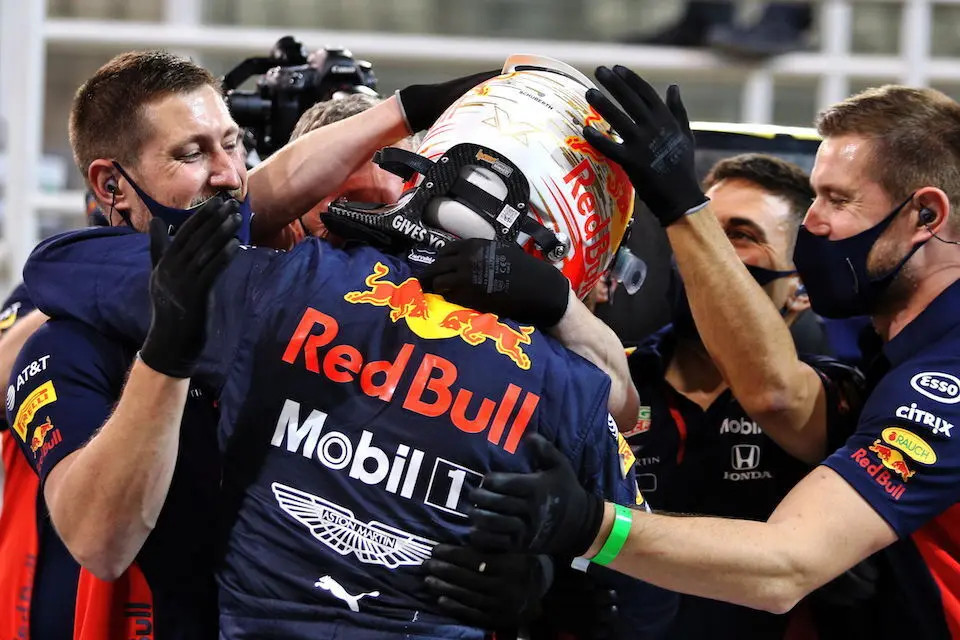 Max Verstappen celebra con sus mec&aacute;nicos su triunfo en la &uacute;ltima carrera de la temporada. / EFE