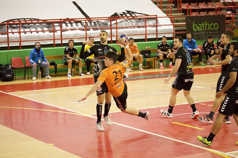 Isi Mart&iacute;nez lanza a puerta en el pasado encuentro ante el BM Iberoquinoa Antequera. / SA&Uacute;L CEBALLOS