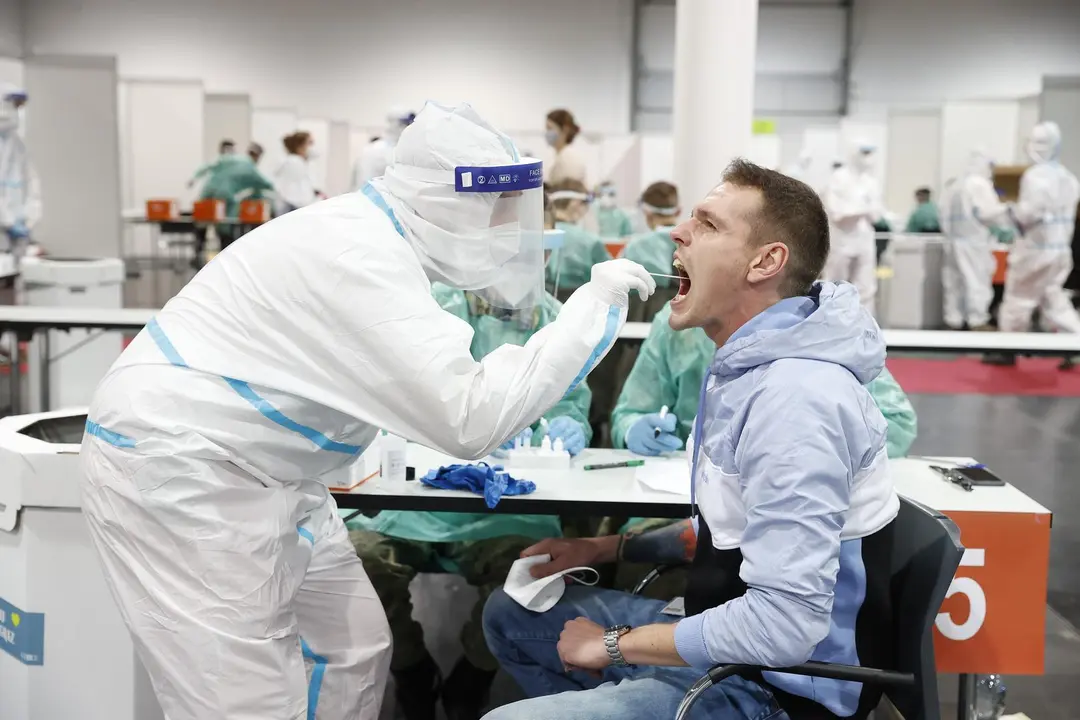 Un sanitario realiza una PCR en Austria. / E. PRESS
