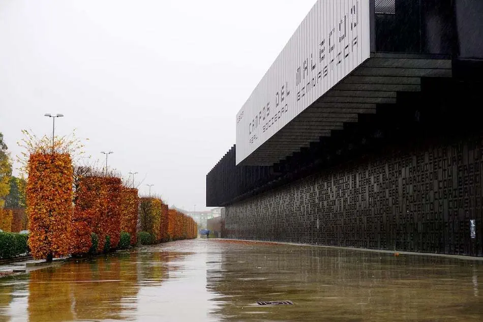 Centenaria la ciudad, centenaria la Gimn&aacute;stica. Bajo la lluvia.