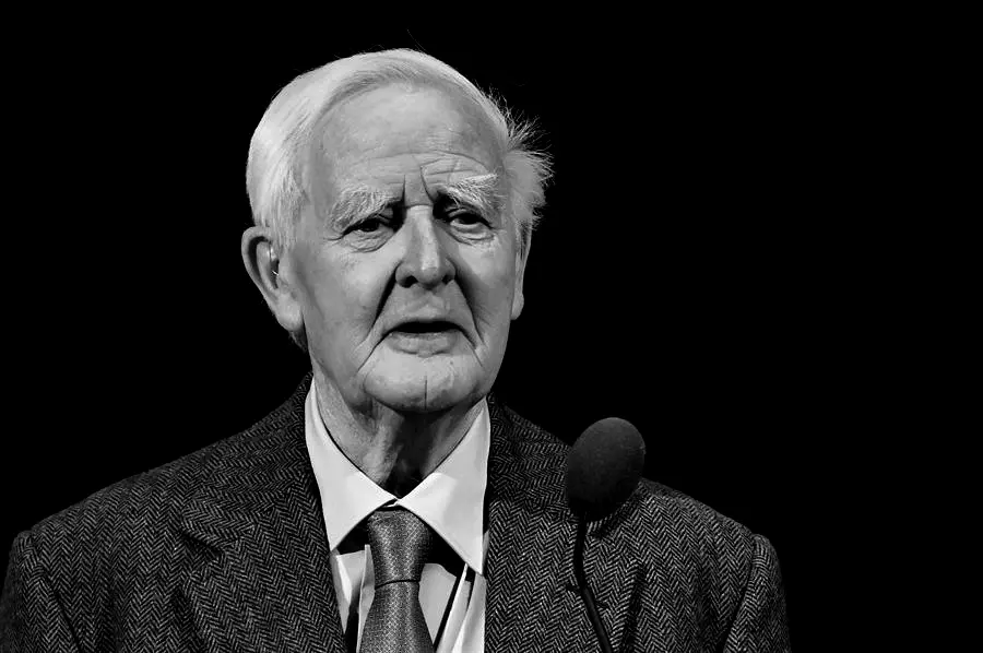 El autor brit&aacute;nico David Cornwell con el seud&oacute;nimo John Le Carre en una ceremonia en la Sala de Conciertos Gr&uuml;newaldsalen en Estocolmo (Suecia), el 30 de enero de 2020 (reeditado el 13 de diciembre de 2020). Seg&uacute;n los medios de comunicaci&oacute;n, John Le Carre ha muerto a los 89 a&ntilde;os. (Suecia, Reino Unido, Estocolmo) EFE/EPA/Claudio Bresciani