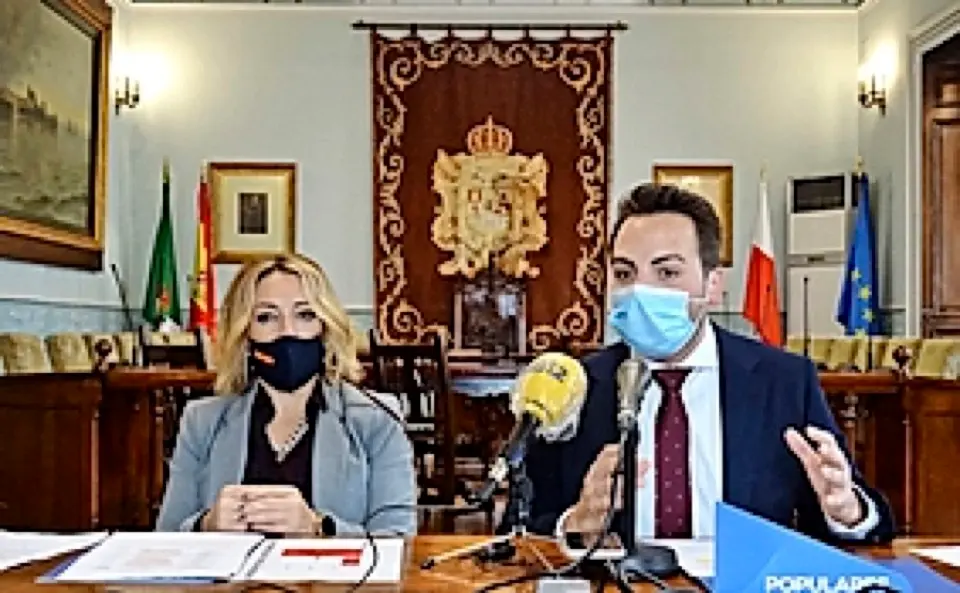 Ana Urrestarazu y &Aacute;varo Aguirre durante la rueda de prensa. / ALERTA
