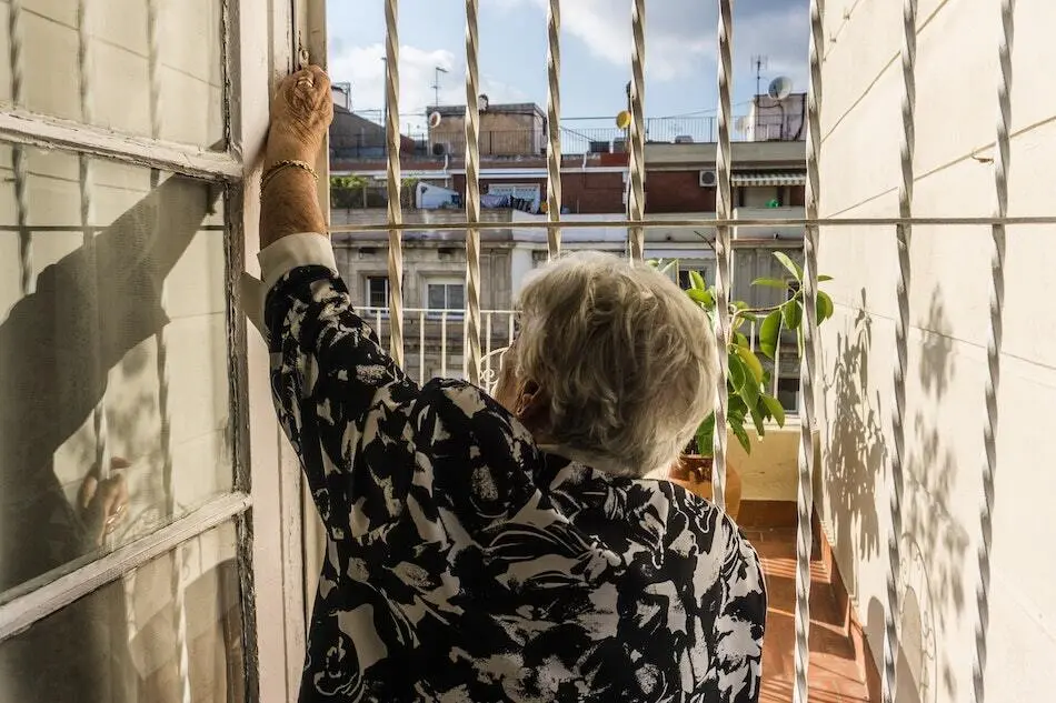 Una pensionista disfruta de una parque p&uacute;blico. / EUROPA PRESS