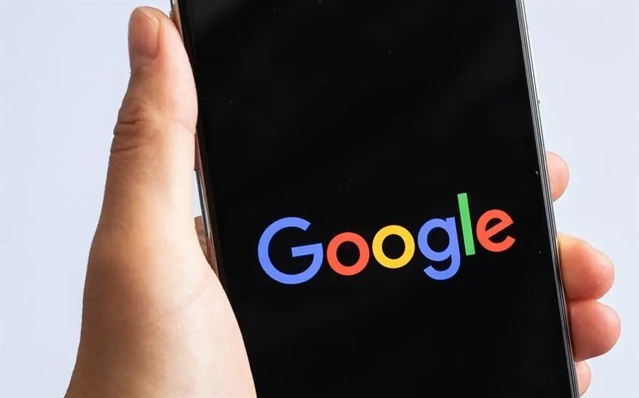 Un primer plano muestra el logotipo de 'Google' en un tel&eacute;fono inteligente en Berl&iacute;n, Alemania, el 7 de julio de 2020 (reeditado el 14 de diciembre de 2020). Los servicios de Google, incluidos Gmail y Youtube, experimentaron una breve interrupci&oacute;n mundial el 14 de diciembre. (Alemania) EFE / EPA / HAYOUNG JEON *** T&iacute;tulo local *** 56200406