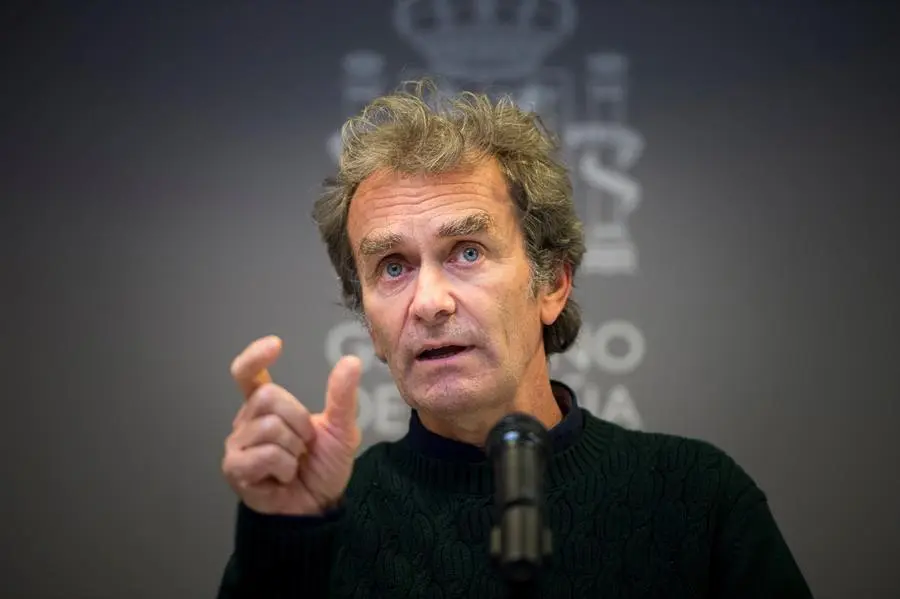 El director del Centro de Coordinaci&oacute;n de Alertas y Emergencias Sanitarias del Ministerio de Sanidad, Fernando Sim&oacute;n, ofrece una rueda de prensa este lunes en la sede del Ministerio de Sanidad en Madrid. EFE/ Luca Piergiovanni