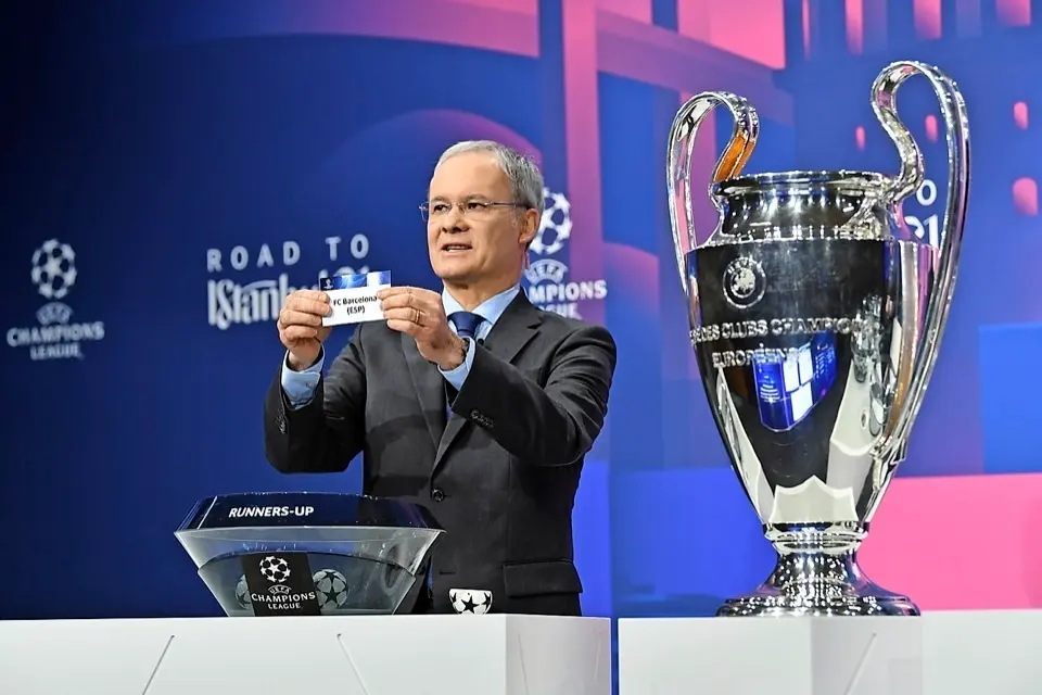 Giorgio Mardetti, secretario general Adjunto de la UEFA, durante el sorteo celebrado ayer. / EFE
