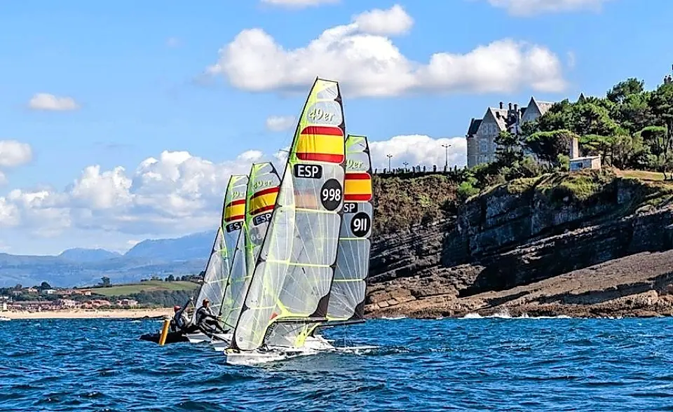 Las tripulaciones de la clase 49er entrenando en Santander. / Cristina Balcells
