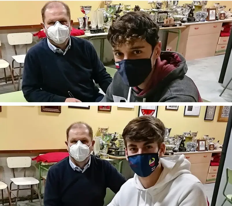 Adri&aacute;n D&iacute;az y Miguel Hernando rubricando sus compromisos con la Pe&ntilde;a Riotuerto, en presencia de Jos&eacute; A. Abascal.