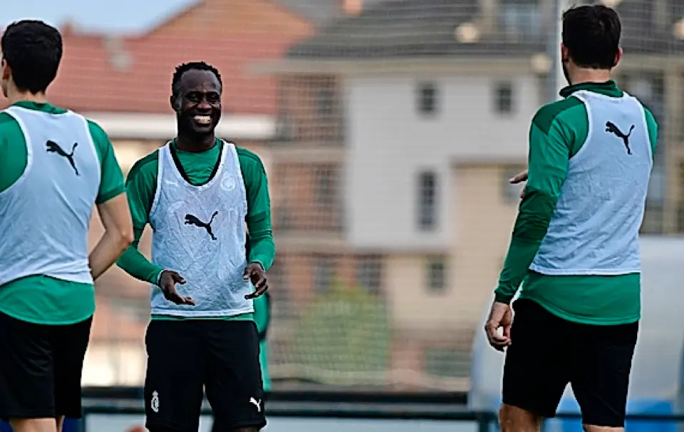 Nana, bromeando con Jordi Figueras durante el entrenamiento de ayer. / Hardy