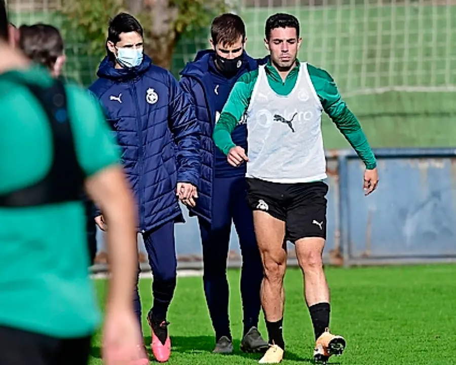 &Aacute;lvaro Bustos se retir&oacute; del entrenamiento de ayer con problemas en un tobillo. / Hardy