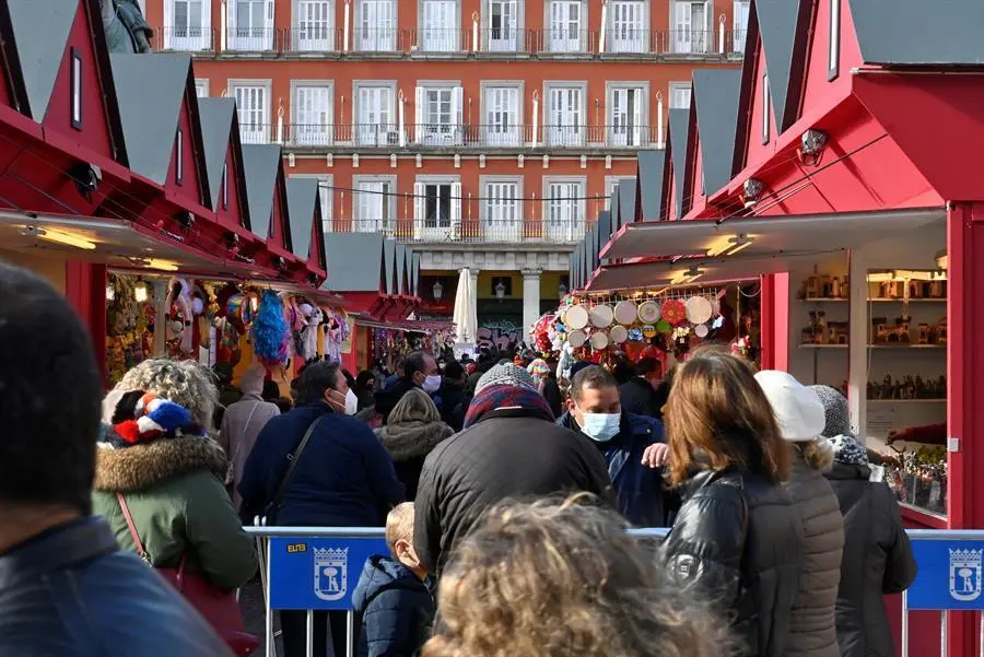 Tradicional mercadillo navide&ntilde;o de la Plaza Mayor de Madrid, este s&aacute;bado. EFE/V&iacute;ctor Lerena