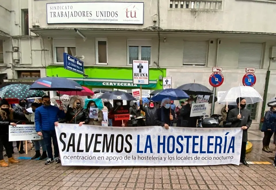 Concentraci&oacute;n de los hosteleros ante la sede del Gobierno regional. / ALERTA