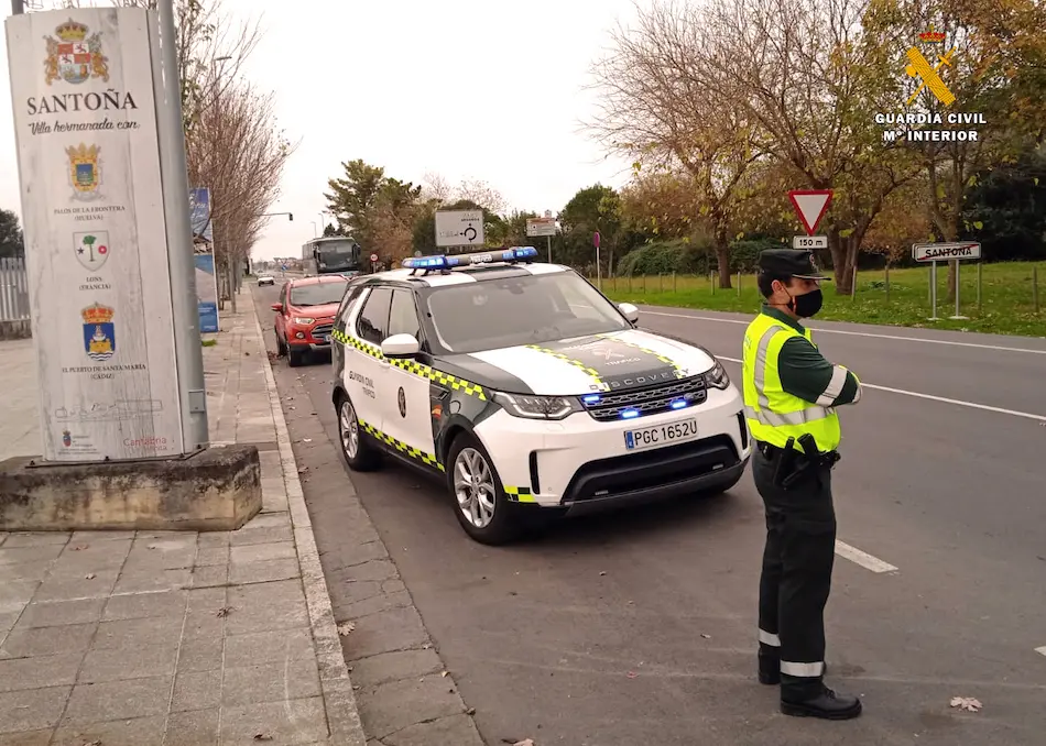 La Guardia civil vigilando algunos puntos de las carreteras. / OPC