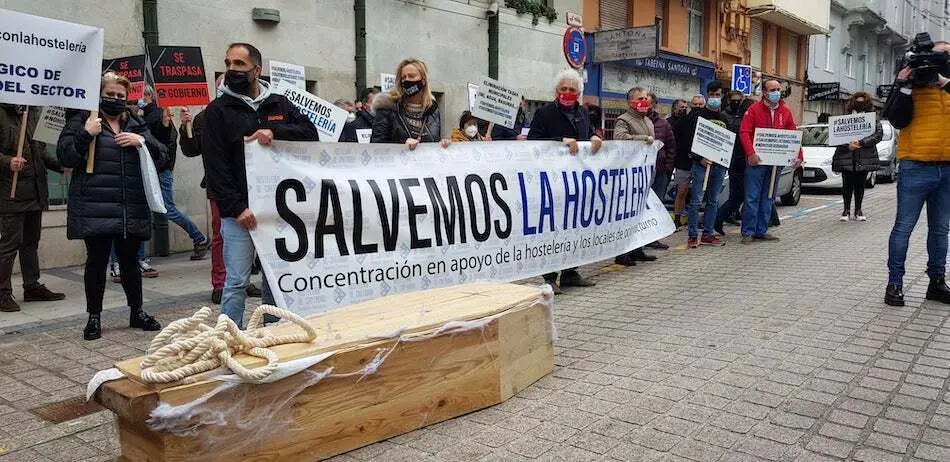 Concentraci&oacute;n en la sede del Gobierno c&aacute;ntabro en Santander.