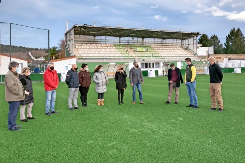 Autoridades en el campo de f&uacute;tbol de Vimenor. / Alerta