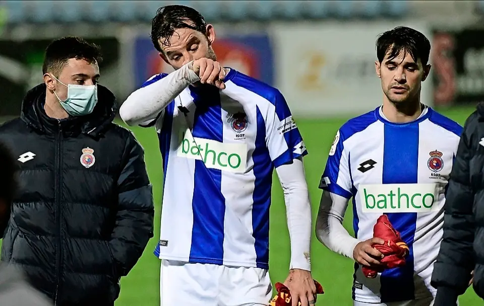 Los jugadores de la Gimn&aacute;stica abandonan apesadumbrados el terreno de juego de El Malec&oacute;n. / Hardy