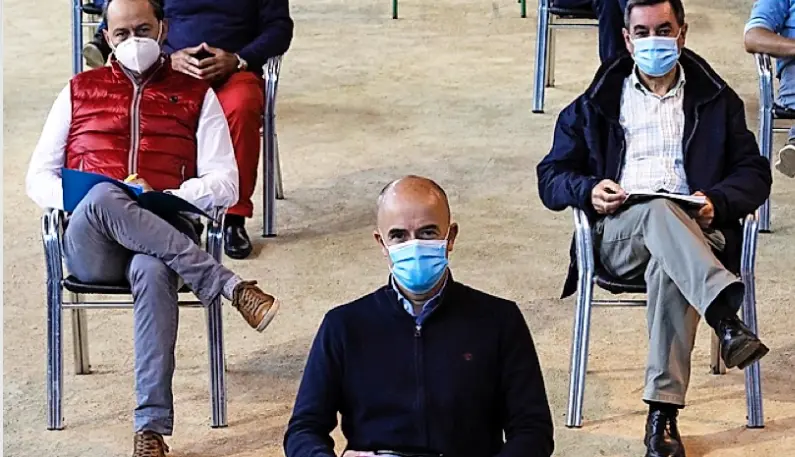 El presidente de Apebol, Fernando Soroa, en primer t&eacute;rmino, antes del inicio de la &uacute;ltima Asamblea, celebrada el pasado mes de junio.