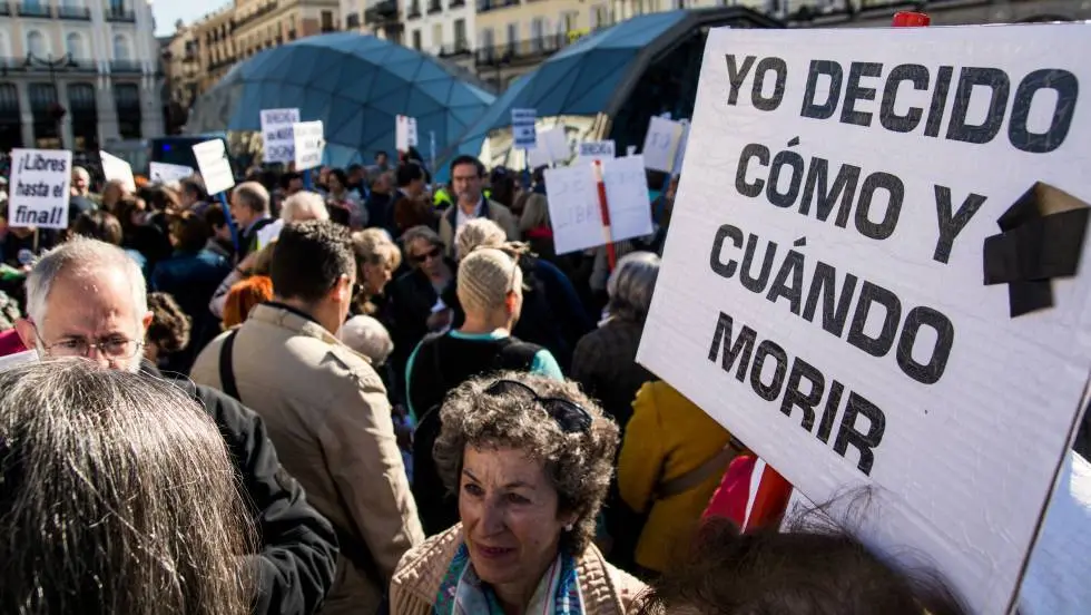 Tras pasar esta tarde por el pleno del Congreso, la ley de la eutanasia avanza en su tramitaci&oacute;n parlamentaria y podr&iacute;a estar aprobada en los primeros meses de 2021. La norma despenaliza la ayuda m&eacute;dica para morir y detalla qui&eacute;n, cu&aacute;ndo y con qu&eacute; requisitos podr&aacute; prestarse.