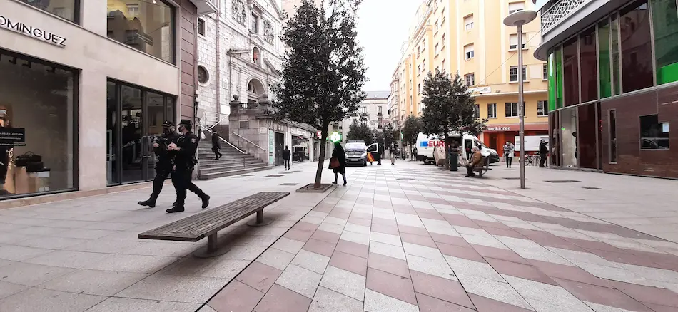 Dos agentes de la Polic&iacute;a Nacional supervisan la calle Juan de Herrera de Santander. / S.D.