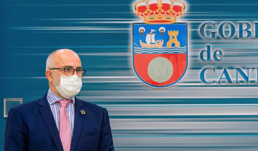 El consejero de sanidad, Miguel Rodr&iacute;guez, durante la rueda de prensa para informar este jueves de las medidas que el Gobierno regional va a adoptar para las fiestas navide&ntilde;as. /AGUILERA