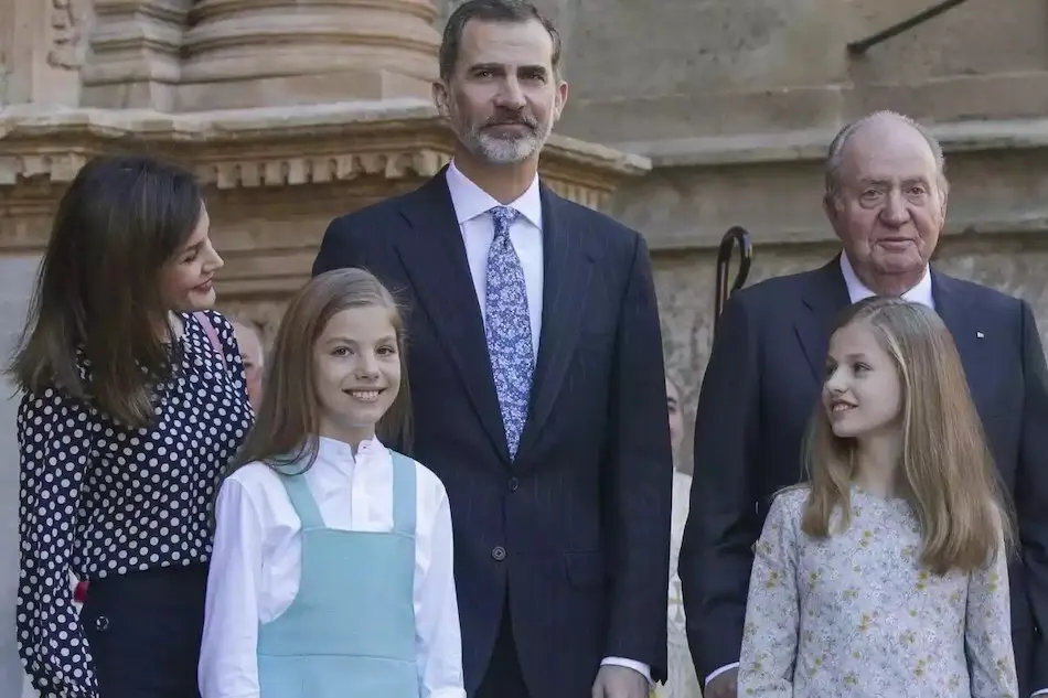 fotografria-de-la-familia-real-con-la-reina-letizia-el-rey-felipe-vi-el-rey-emerito-juan-carlos-i-y-la-infanta-sofia-con-la-princesa-leonor-5fdb2c26903ba (1)