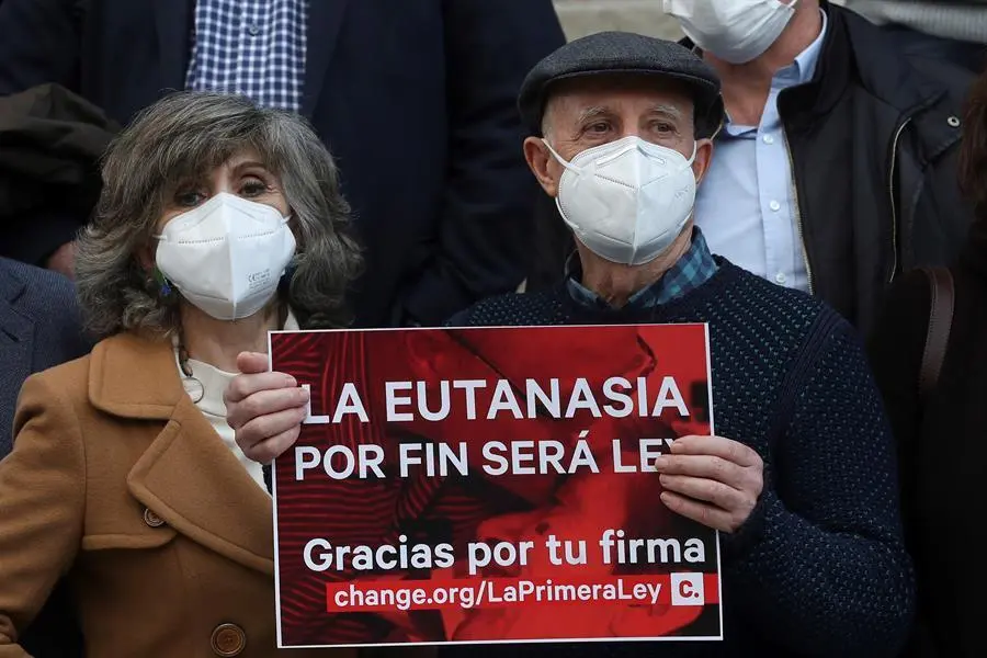 La diputada del PSOE, Maria Luisa Carcedo junto a &Aacute;ngel Hern&aacute;ndez, el hombre que ayud&oacute; a morir a su esposa, posan con diputados de los grupos parlamentarios que han aprobado la proposici&oacute;n de ley que regular&aacute; la eutanasia en las puertas del Congreso de los Diputados. EFE/Kiko Huesca