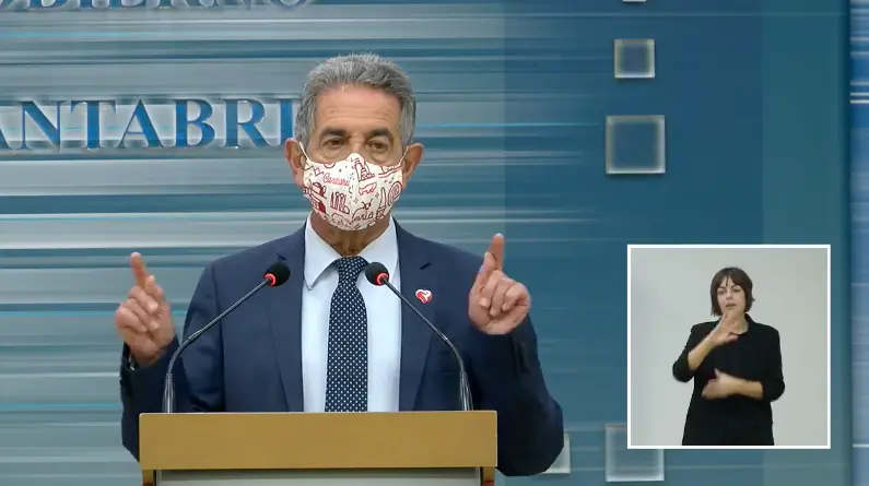 El presidente c&aacute;ntabro, Miguel &Aacute;ngel Revilla, durante la rueda de prensa ofrecida hoy. / ALERTA