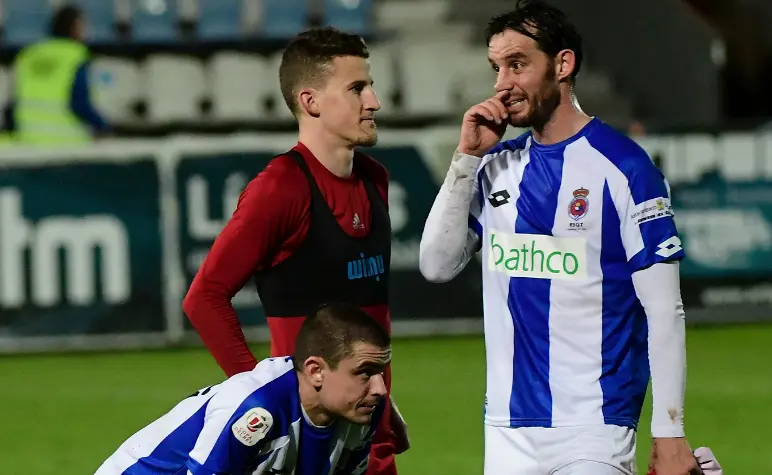Los jugadores de la Gimn&aacute;stica durante el partido de Copa del Rey contra el Zaragoza. /  HARDY