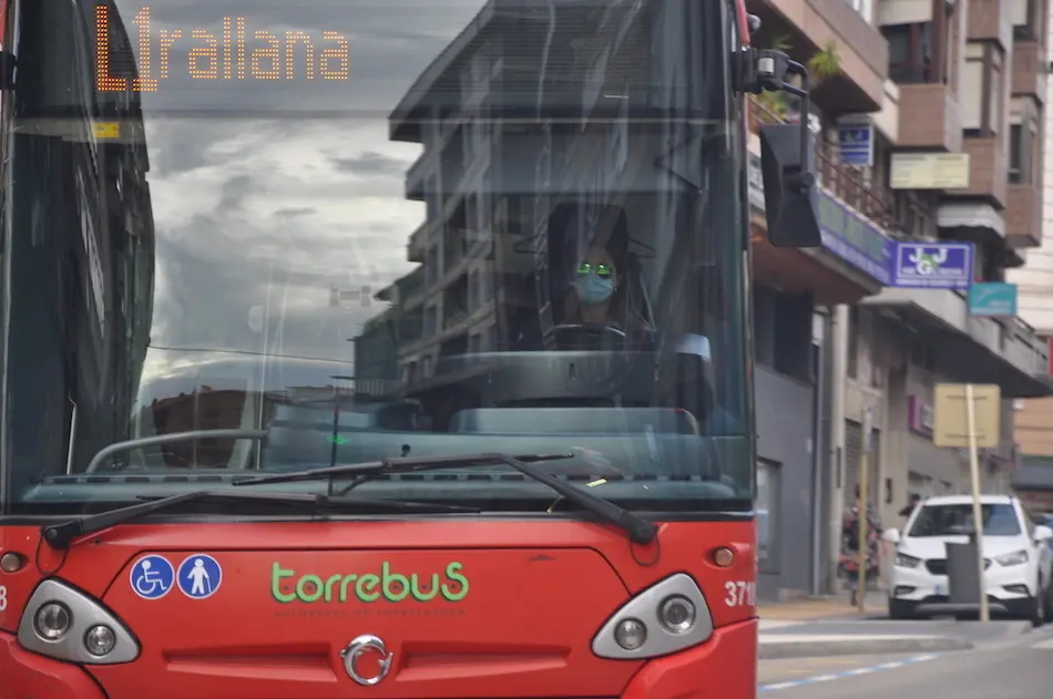 El torrebus circulando por una de las calles del centro de Torrelavega. / S.D.