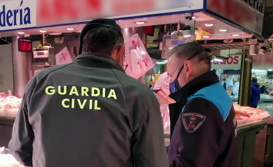 Los agentes de la Guardia Civil e Inspecci&oacute;n Pesquera realizan las labores en el mercado de Santander. / OPC