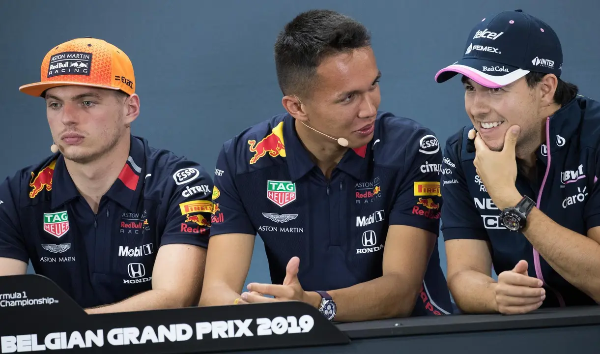 Max Verstappen, Alex Albon y Sergio P&eacute;rez durante una rueda de prensa. / E. PRESS