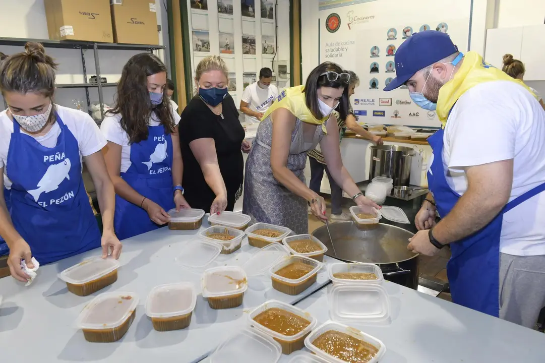Gema Igual, alcaldesa de Santander durante el reparto de comida de las pe&ntilde;as solidarias. / ALERTA