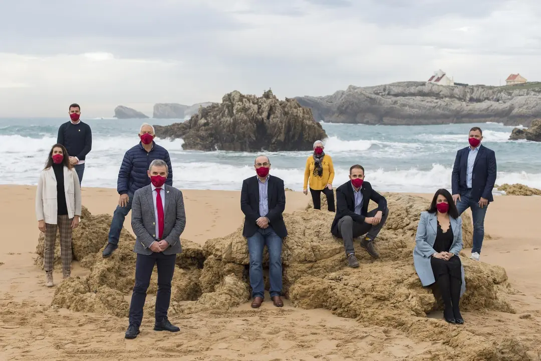 La corporaci&oacute;n del Ayuntamiento de Santa Cruz de Bezana al completo posa para el fot&oacute;grafo en una de las playas del municipio costero. / ALERTA