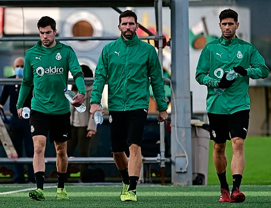 Jon Ander, Jordi Figueras y &Oacute;scar Gil, preparando el entrenamiento de ayer. / Hardy