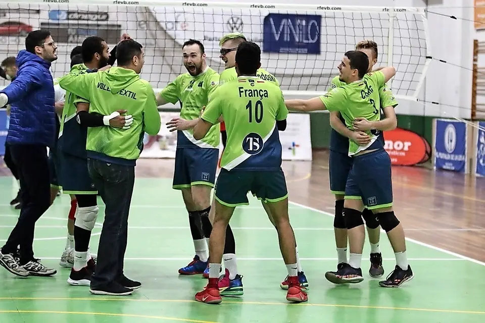 Los jugadores del equipo c&aacute;ntabro celebran un set. / M. fierro