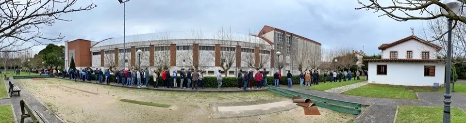 Una larga cola fue permanente a lo largo de toda la jornada en el exterior del Aula Madera de Ser. / Hardy