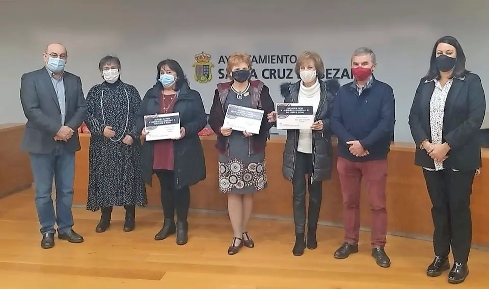 Los miembros del jurado, junto a las ganadoras de la categor&iacute;a para mayores de 19 a&ntilde;os. / ALERTA