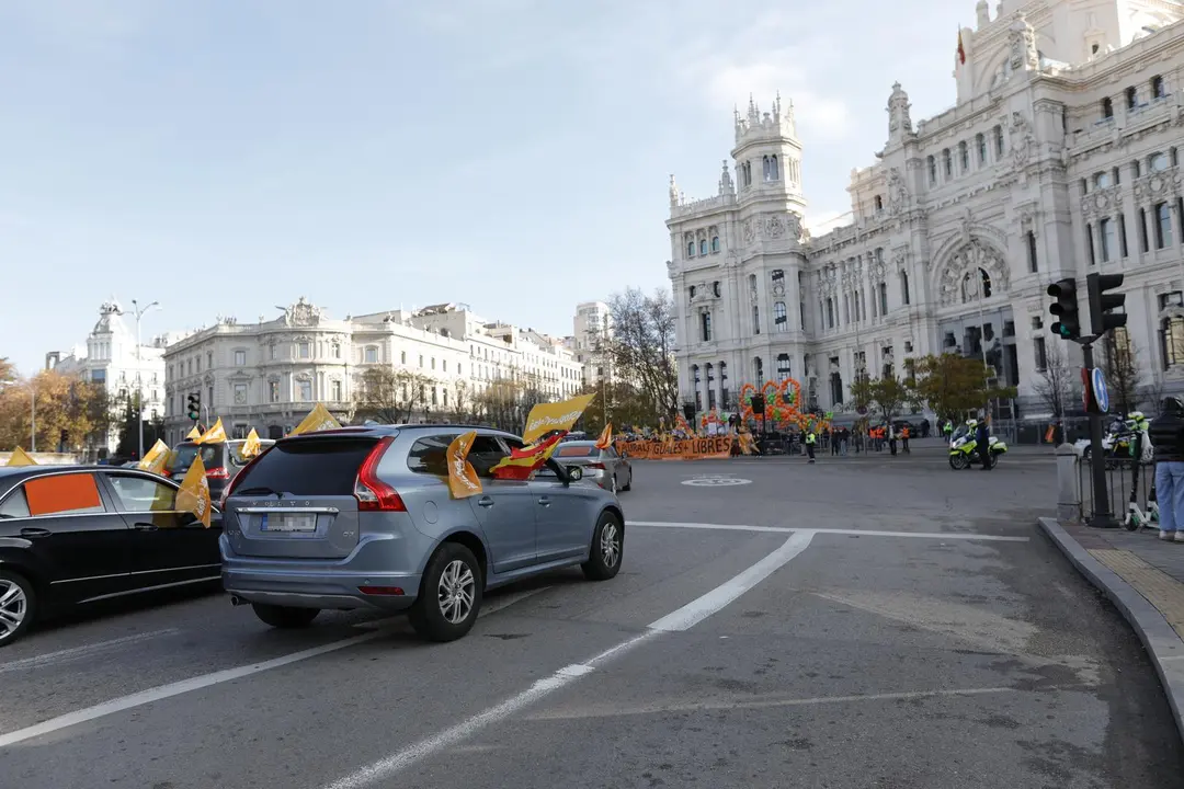 Varios coches circulan por la Plaza de Cibeles durante la manifestaci&oacute;n contra la reforma educativa conocida como Ley Cela&aacute;, en Madrid