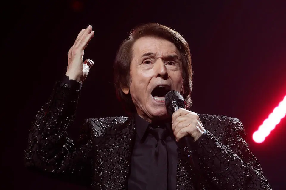 El cantante Raphael, durante el concierto para celebrar 60 a&ntilde;os de carrera. / EFE