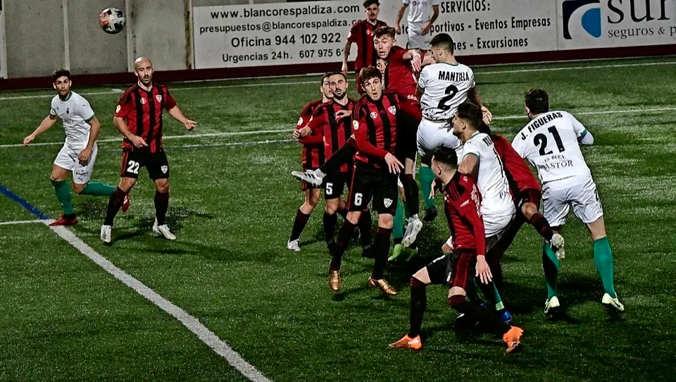 Momento del remate de Mantilla que env&iacute;a el bal&oacute;n directamente a gol provocando el empate a uno que ser&iacute;a definitivo.  / Hardy