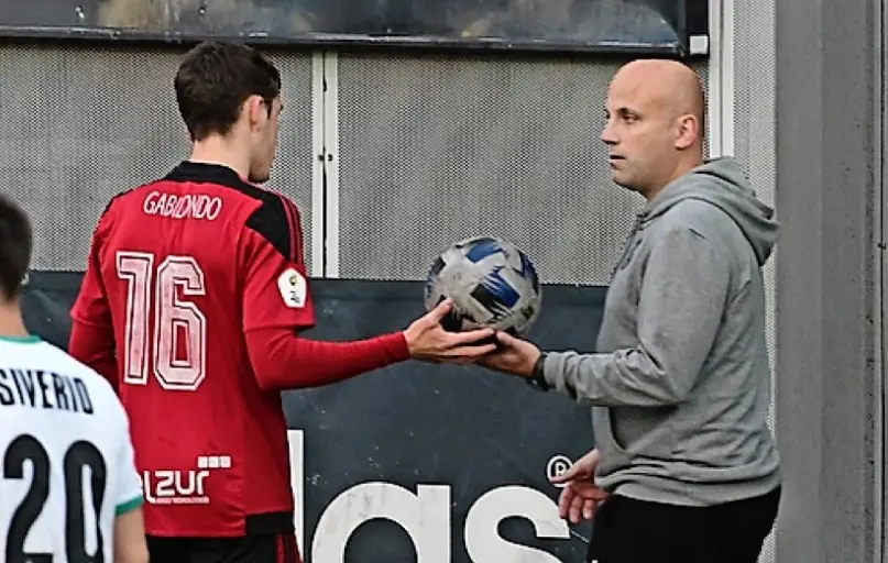 Rozada, d&aacute;ndole el bal&oacute;n a Gabilondo. / Hardy