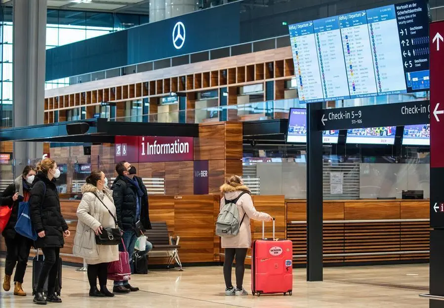 La gente mira una tabla de salida en el aeropuerto de Berl&iacute;n Brandenburgo en Berl&iacute;n, Alemania, el 21 de diciembre de 2020. Preocupado por una nueva y m&aacute;s contagiosa cepa del coronavirus, el gobierno alem&aacute;n, como muchos otros pa&iacute;ses europeos, impone una prohibici&oacute;n a todos los vuelos de pasajeros de Gran Breta&ntilde;a a Alemania. (Alemania, Reino Unido) EFE/EPA/HAYOUNG JEON
