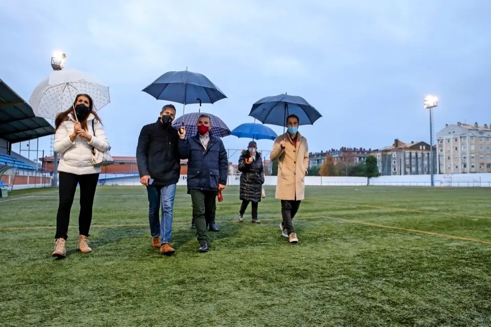 Autoridades durante su visita al campo de f&uacute;tbol. / ALERTA